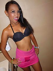 Hot Thai slut Oot flashes ass while in the game arcade