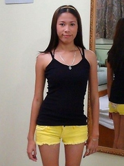 Super petite Filipina Kiana