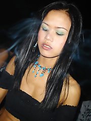 Beautiful Thai teen Duan gets pics taken by her bf